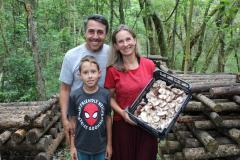 Na Chácara Recanto das Laranjeiras, em Aracária,o casal Gilmar Matos de Andrade e Nanci Novak, vive da agricultura orgânica e tem seus produtos certificados pelo Tecpar, entre eles o shitake. 