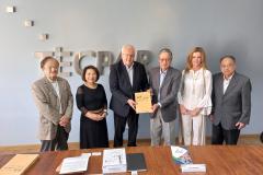 Diretor-presidente recebe livro sobre os 50 anos da relação entre Paraná e Hyogo