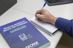 Equipe da Revista Científica do Tecpar publica artigo sobre uso de IA em estudos de bioinformática