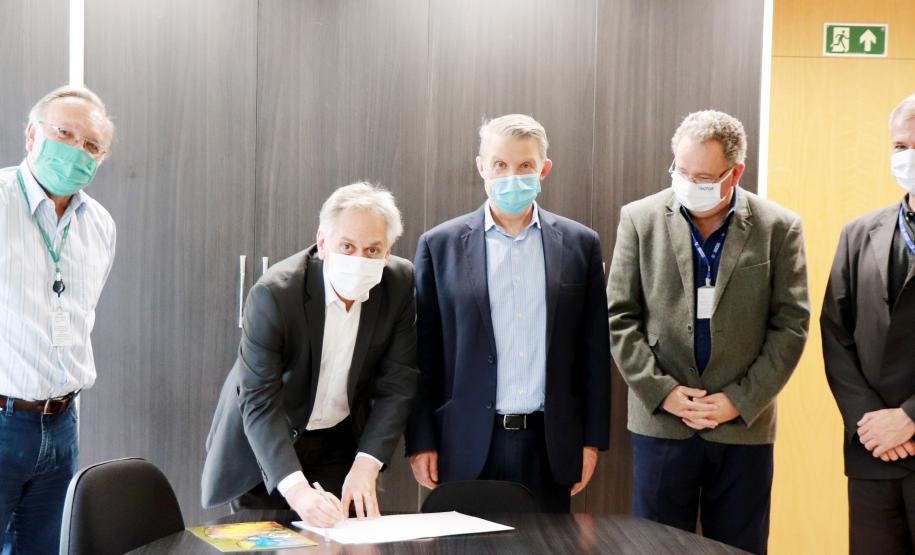 Pedro Ribeiro Barbosa, diretor presidente do IBMP; o diretor de Novos Negócios e Relações Institucionais do Tecpar, Lindolfo Luiz Junior, que tomou posse nesta quarta-feira (16) como Desenvolvimento Institucional do IBMP; o diretor-presidente do Tecpar, Jorge Callado; o Diretor de Administração e Finanças do Tecpar, Marcos Alfredo Bonoski; e o Diretor de Tecnologia e Inovação do Tecpar, Carlos Gomes Pessoa; no momento da posse