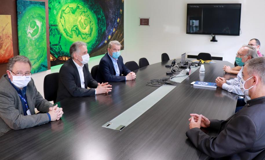 Pedro Ribeiro Barbosa, diretor presidente do IBMP; o diretor de Novos Negócios e Relações Institucionais do Tecpar, Lindolfo Luiz Junior, que tomou posse nesta quarta-feira (16) como Desenvolvimento Institucional do IBMP; o diretor-presidente do Tecpar, Jorge Callado; o Diretor de Administração e Finanças do Tecpar, Marcos Alfredo Bonoski; e o Diretor de Tecnologia e Inovação do Tecpar, Carlos Gomes Pessoa; em reunião que antecedeu a posse
