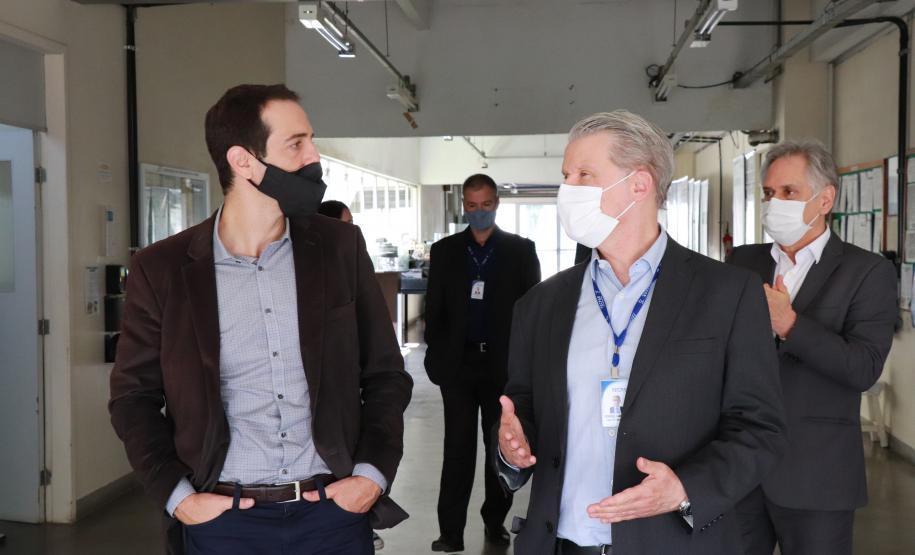 Secretário da Educação e do Esporte visita laboratórios de análise de alimentos do Tecpar