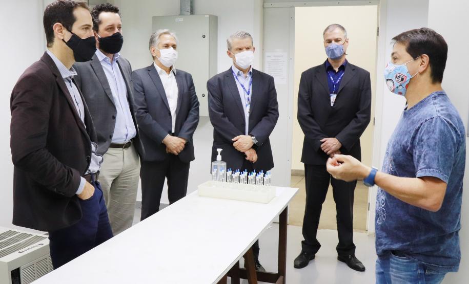 Secretário da Educação e do Esporte visita laboratórios de análise de alimentos do Tecpar