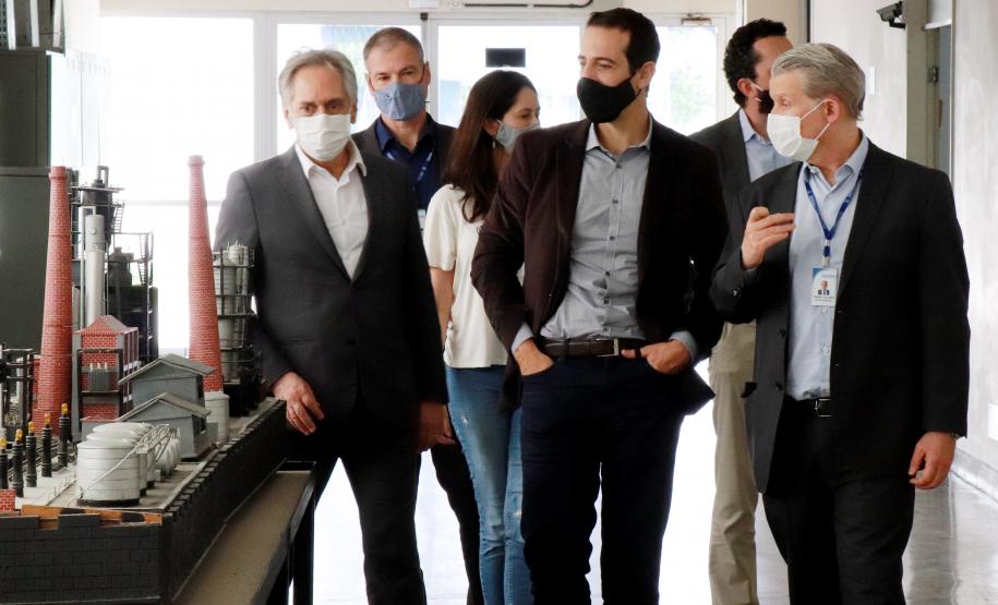 Secretário da Educação e do Esporte visita laboratórios de análise de alimentos do Tecpar