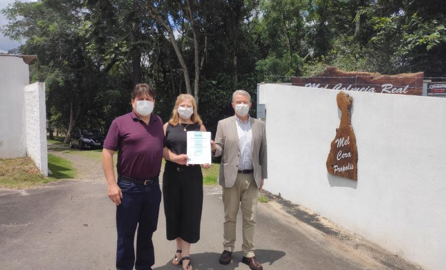 Celso Luiz Grande, proprietário da empresa Entreposto Colmeia Real, recebeu a certificação das mãos do diretor-presidente do Tecpar, Jorge Callado.