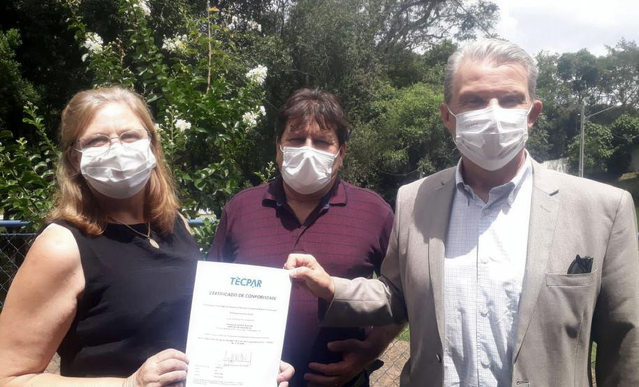 Celso Luiz Grande, proprietário da empresa Entreposto Colmeia Real, recebeu a certificação das mãos do diretor-presidente do Tecpar, Jorge Callado.