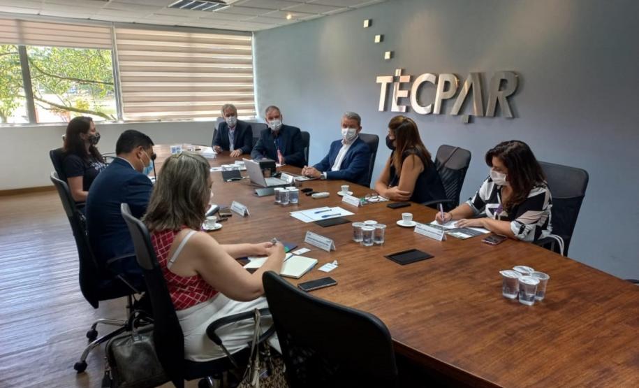 Secretária de Educação de Curitiba conhece soluções desenvolvidas pelo Tecpar