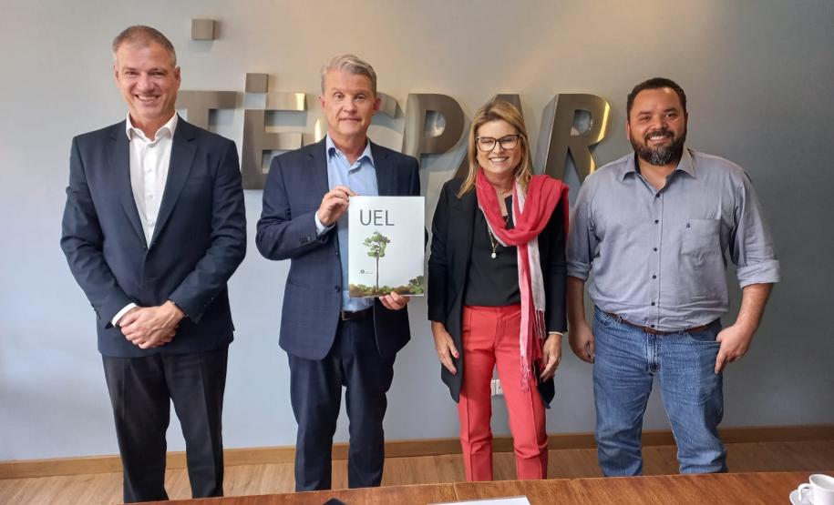 O diretor de Tecnologia e Inovação do Tecpar, Carlos Pessoa, odiretor-presidente do TEcpar, Jorge Callado, a diretora de Planejamento de Integração Acadêmica Universidade Estadual de Londrina, Cristianne Cordeiro Nascimento, e o pesquisador em biologia microbiana e assessor da Agência de Inovação Tecnológica da UEL, Admilton Oliveira.