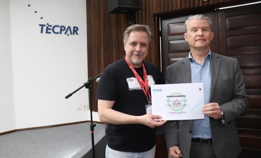 Diretoria Executiva entrega certificado de agradecimento aos voluntários da Brigada de Emergência