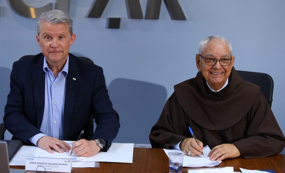 Tecpar firma acordos na área da saúde com a Santa Casa de Curitiba e novas incubadas