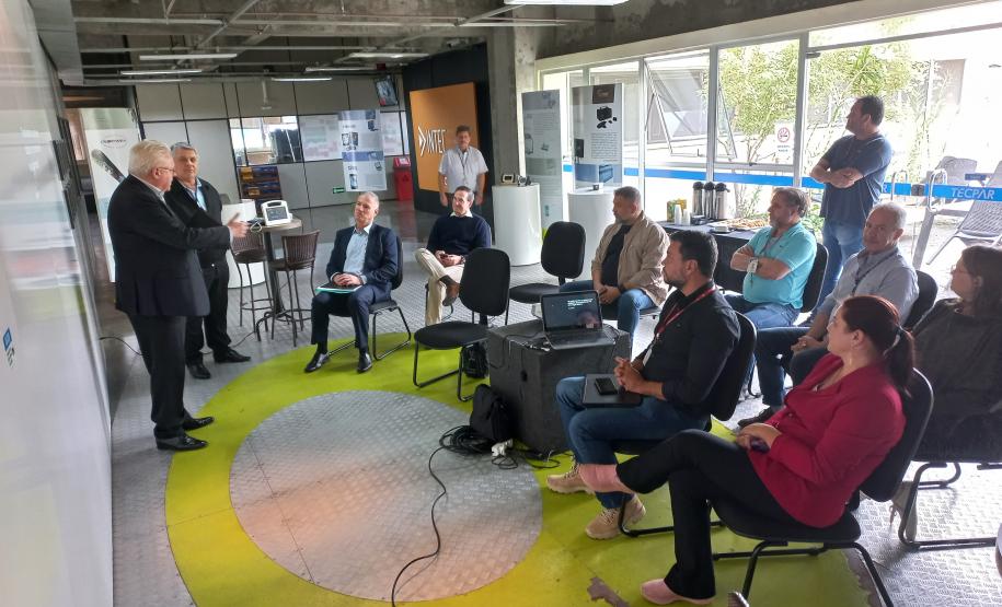 Empresas incubadas apresentam suas tecnologias e soluções ao diretor-presidente do Tecpar