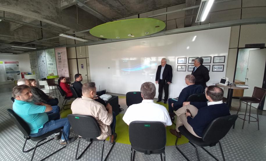 Empresas incubadas apresentam suas tecnologias e soluções ao diretor-presidente do Tecpar