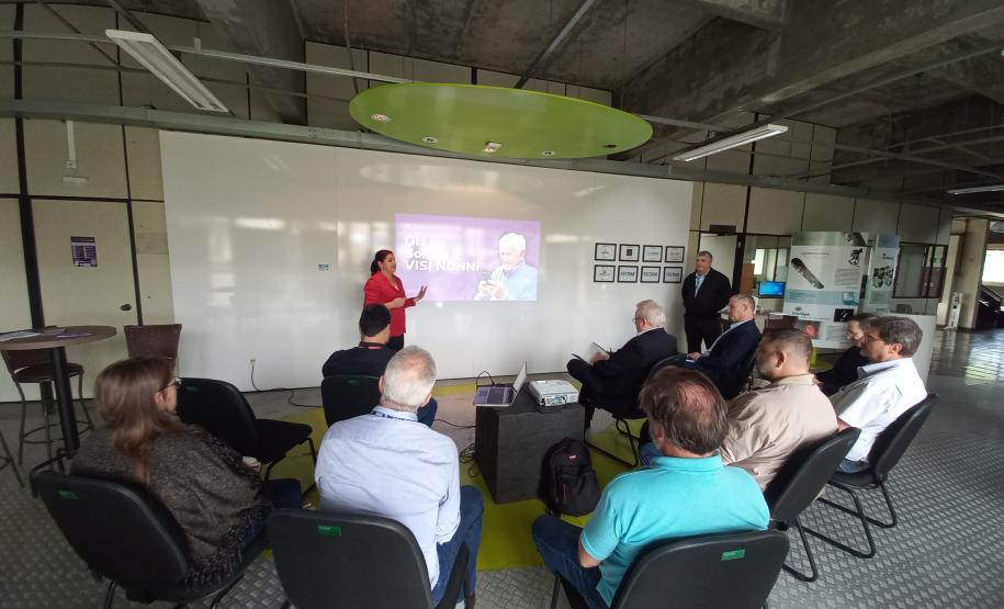 Empresas incubadas apresentam suas tecnologias e soluções ao diretor-presidente do Tecpar