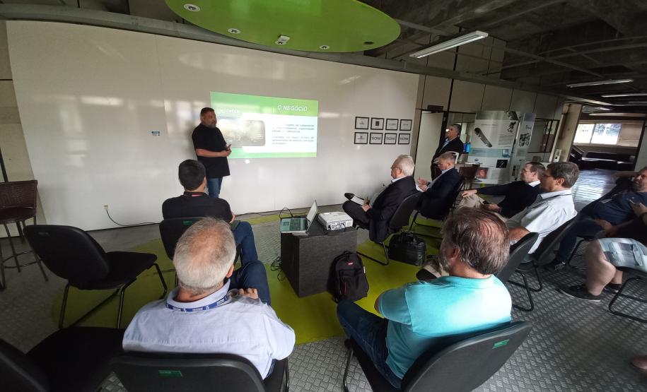 Empresas incubadas apresentam suas tecnologias e soluções ao diretor-presidente do Tecpar