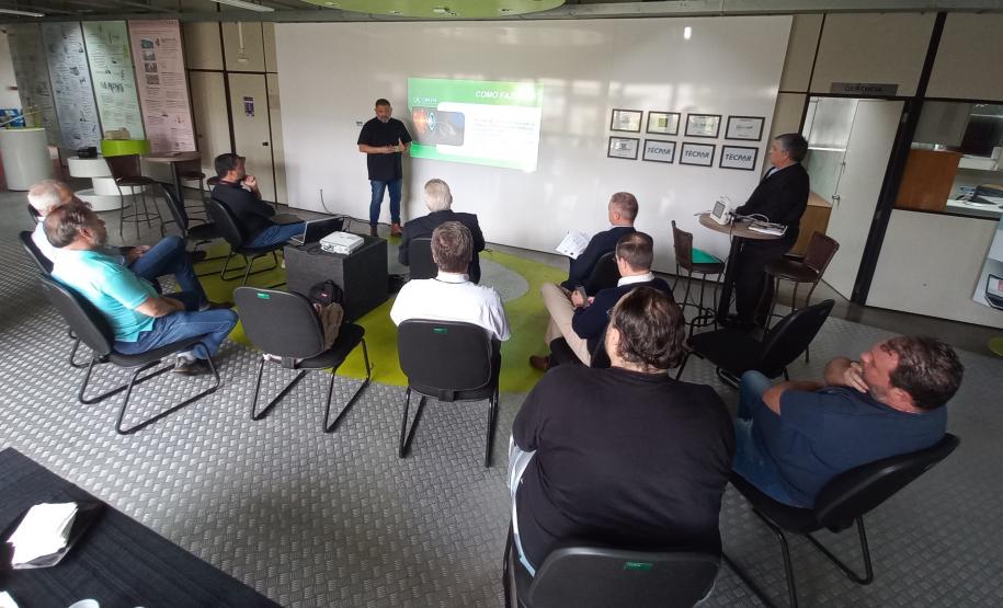 Empresas incubadas apresentam suas tecnologias e soluções ao diretor-presidente do Tecpar