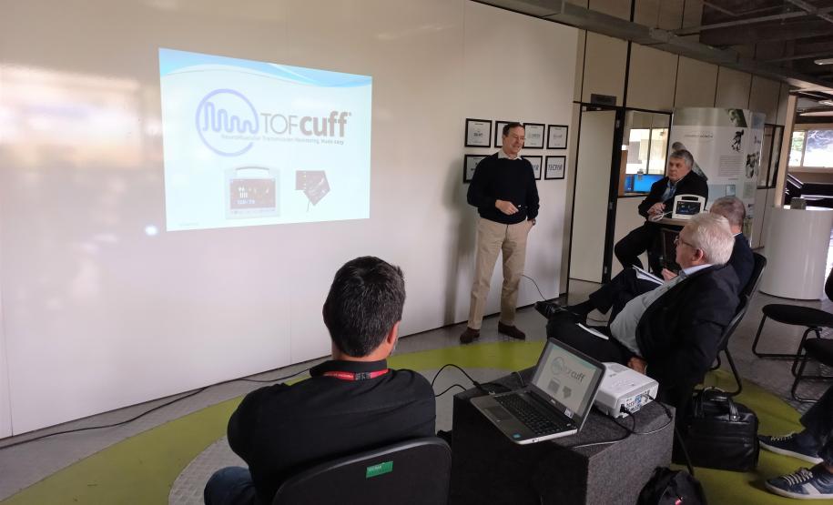 Empresas incubadas apresentam suas tecnologias e soluções ao diretor-presidente do Tecpar