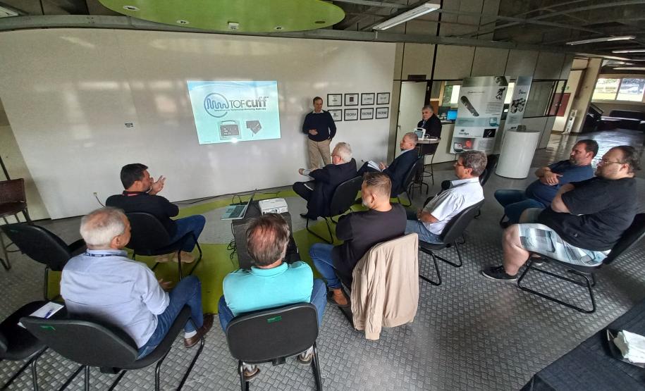 Empresas incubadas apresentam suas tecnologias e soluções ao diretor-presidente do Tecpar