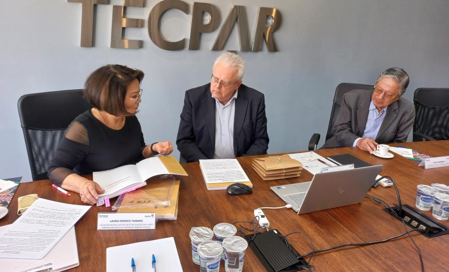 Diretor-presidente recebe livro sobre os 50 anos da relação entre Paraná e Hyogo