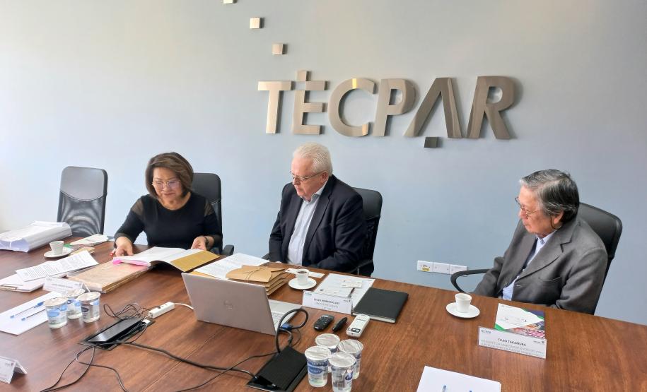 Diretor-presidente recebe livro sobre os 50 anos da relação entre Paraná e Hyogo