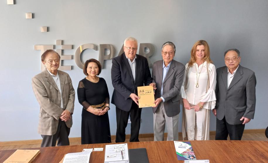 Diretor-presidente recebe livro sobre os 50 anos da relação entre Paraná e Hyogo