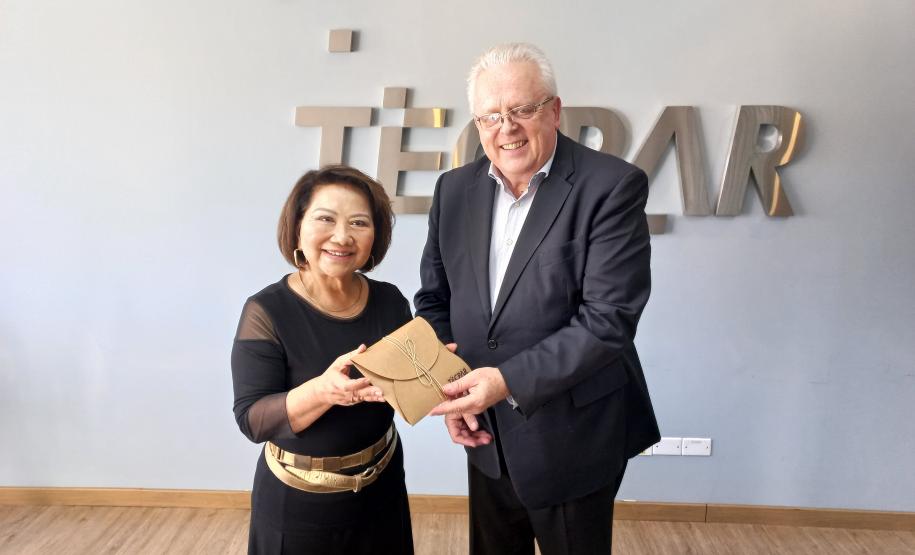 O diretor-presidente do Tecpar, Celso Kloss e a organizadora e idealizadora do projeto, Laura Hiroko Tamaru.