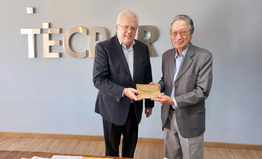Diretor-presidente recebe livro sobre os 50 anos da relação entre Paraná e Hyogo