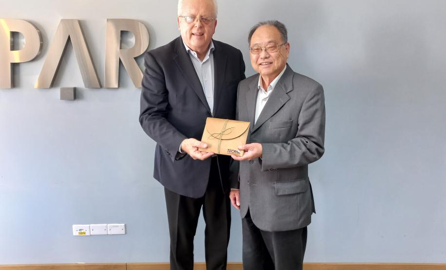 Diretor-presidente recebe livro sobre os 50 anos da relação entre Paraná e Hyogo