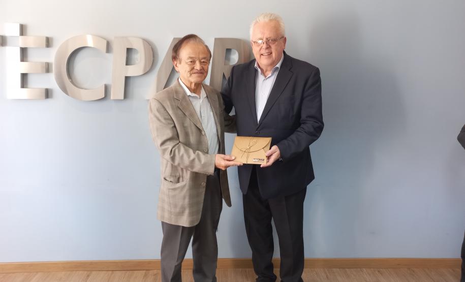 Diretor-presidente recebe livro sobre os 50 anos da relação entre Paraná e Hyogo
