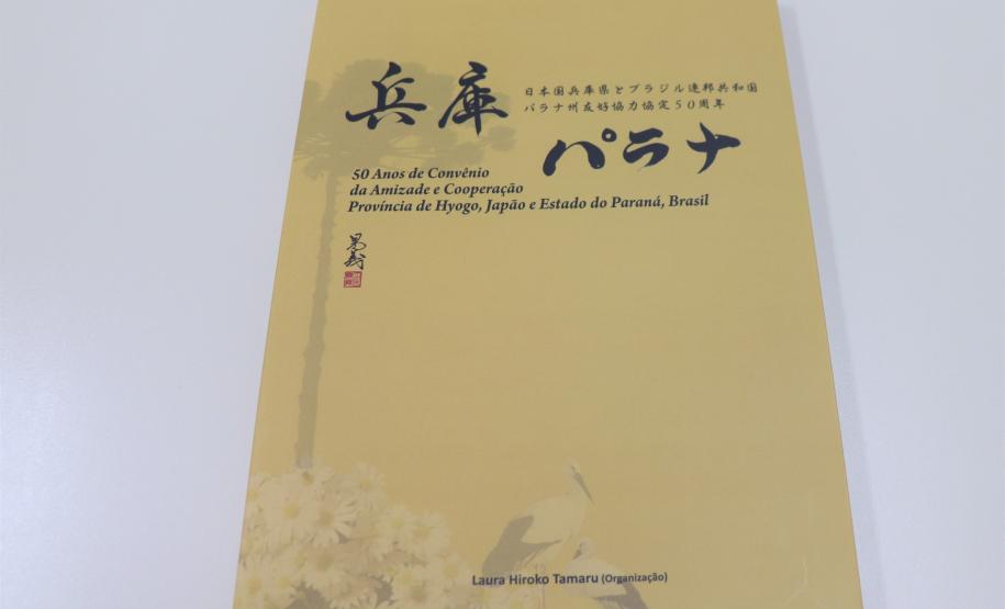 Diretor-presidente recebe livro sobre os 50 anos da relação entre Paraná e Hyogo