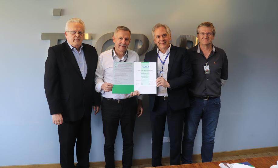 Tecpar formaliza entrega de certificado ISO 14001 à Ceasa