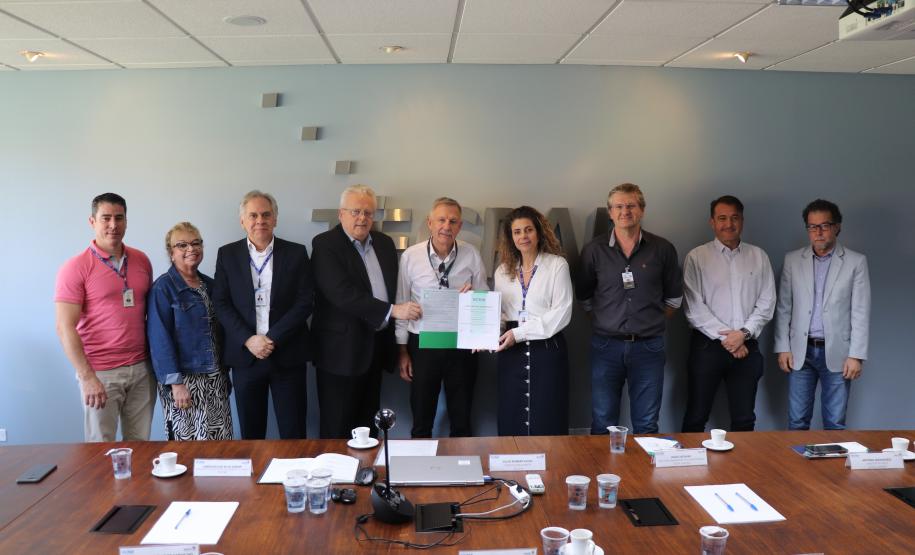 Tecpar formaliza entrega de certificado ISO 14001 à Ceasa