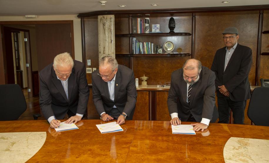 Tecpar, Seti e Fiep fortalecem atuação de parques tecnológicos no Paraná