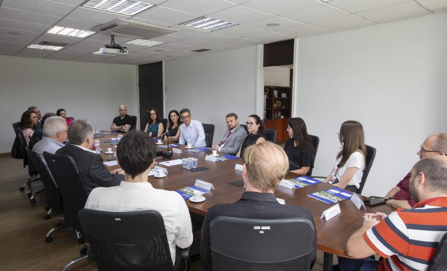 Representantes do Ministério Público visitam o complexo laboratorial do Tecpar