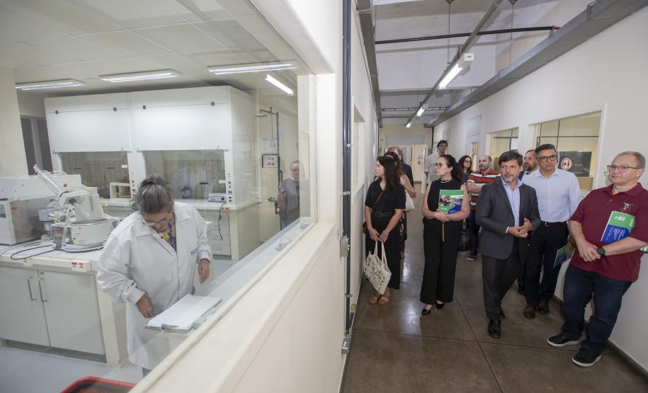 Representantes do Ministério Público visitam o complexo laboratorial do Tecpar