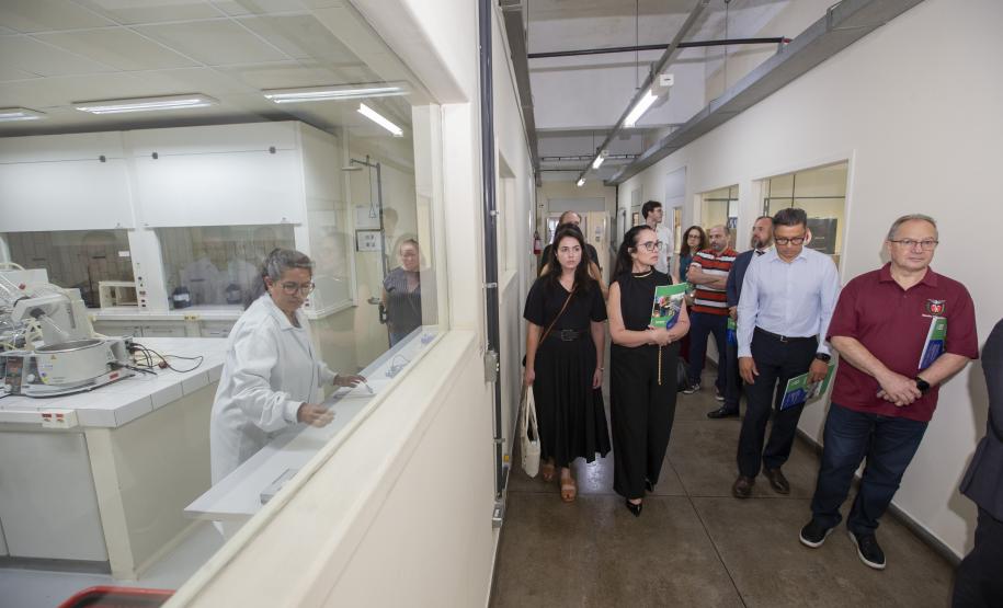 Representantes do Ministério Público visitam o complexo laboratorial do Tecpar