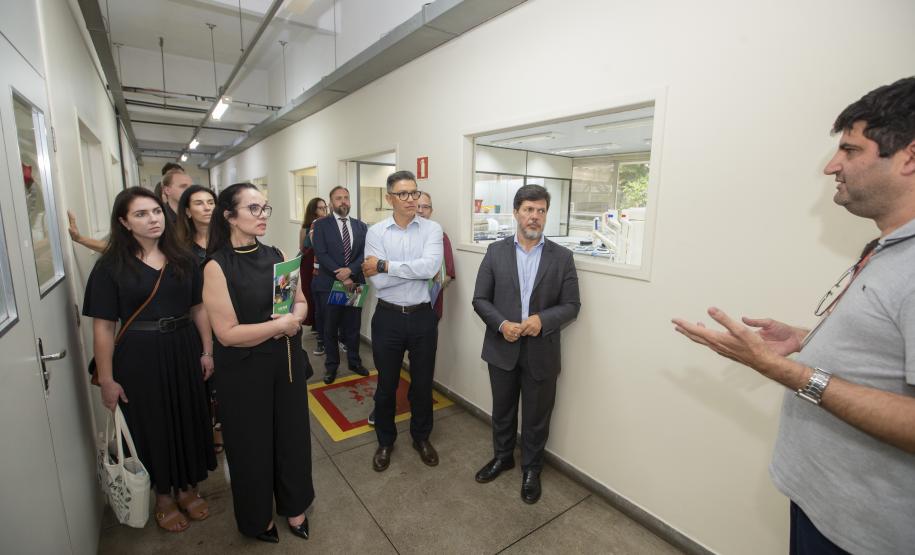 Representantes do Ministério Público visitam o complexo laboratorial do Tecpar