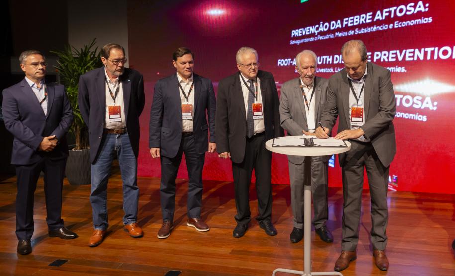 Paraná terá banco de antígenos e vacinas contra febre aftosa para atender todo o País