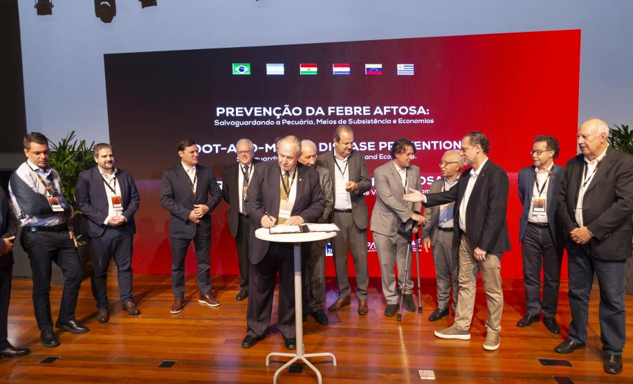 Paraná terá banco de antígenos e vacinas contra febre aftosa para atender todo o País