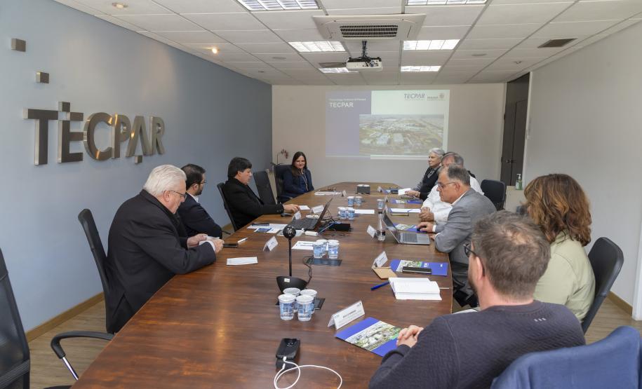 Tecpar recebe comitiva francesa para tratar sobre pesquisas em madeira engenheirada