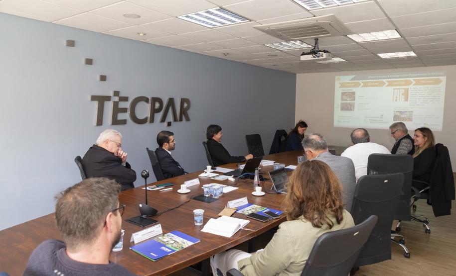 Tecpar recebe comitiva francesa para tratar sobre pesquisas em madeira engenheirada
