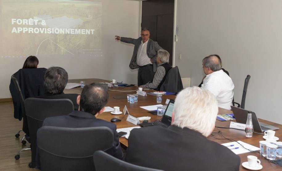 Tecpar recebe comitiva francesa para tratar sobre pesquisas em madeira engenheirada