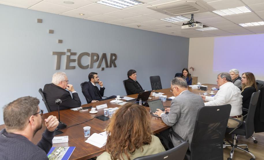 Tecpar recebe comitiva francesa para tratar sobre pesquisas em madeira engenheirada