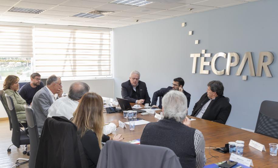 Tecpar recebe comitiva francesa para tratar sobre pesquisas em madeira engenheirada
