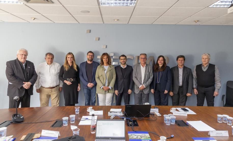 Tecpar recebe comitiva francesa para tratar sobre pesquisas em madeira engenheirada