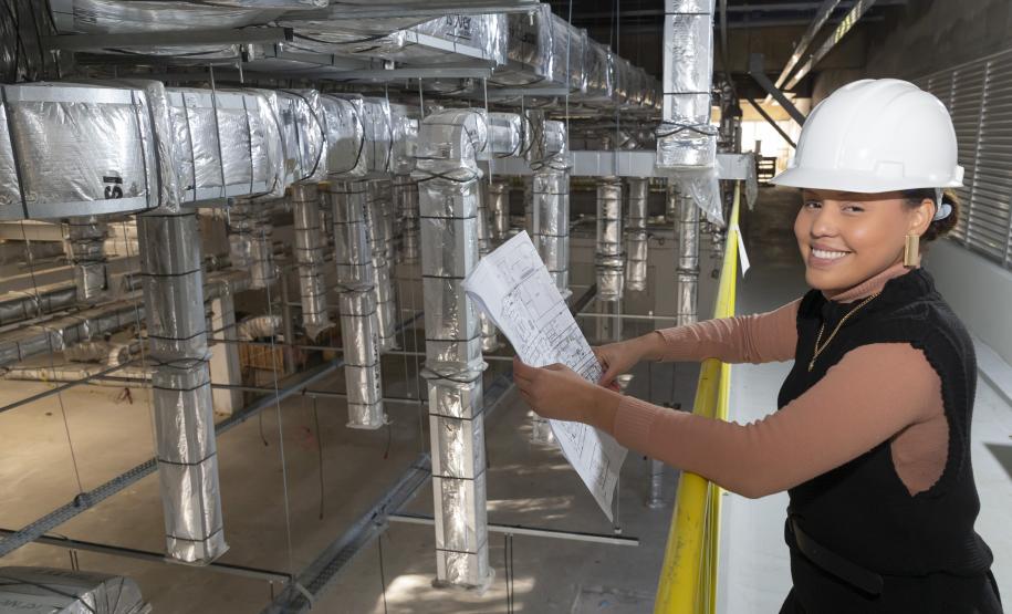 Emilly Silva Matheus, residente técnica do Tecpar,  cria manual para projetos em BIM na indústria farmacêutica