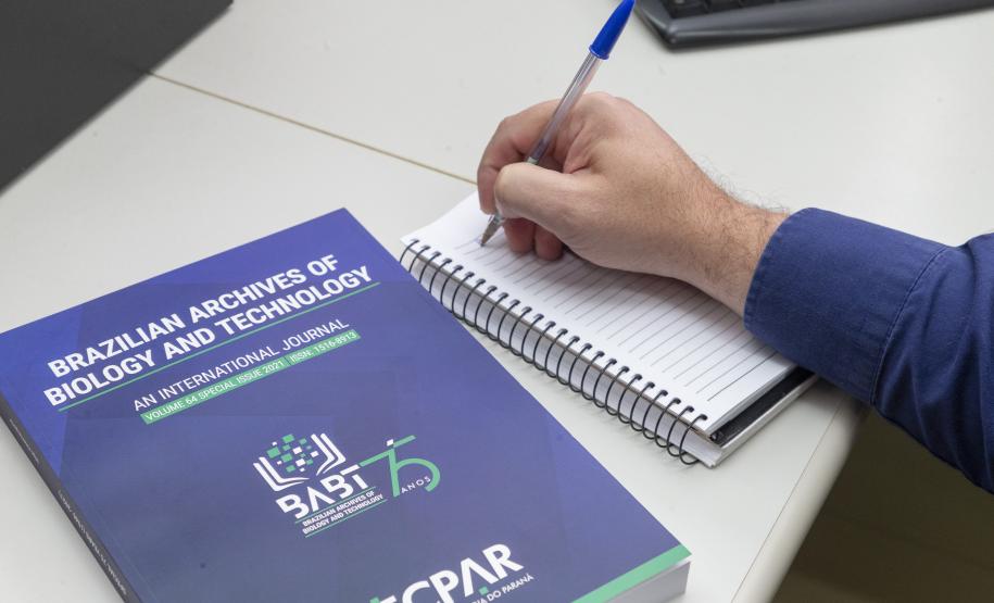 Equipe da Revista Científica do Tecpar publica artigo sobre uso de IA em estudos de bioinformática