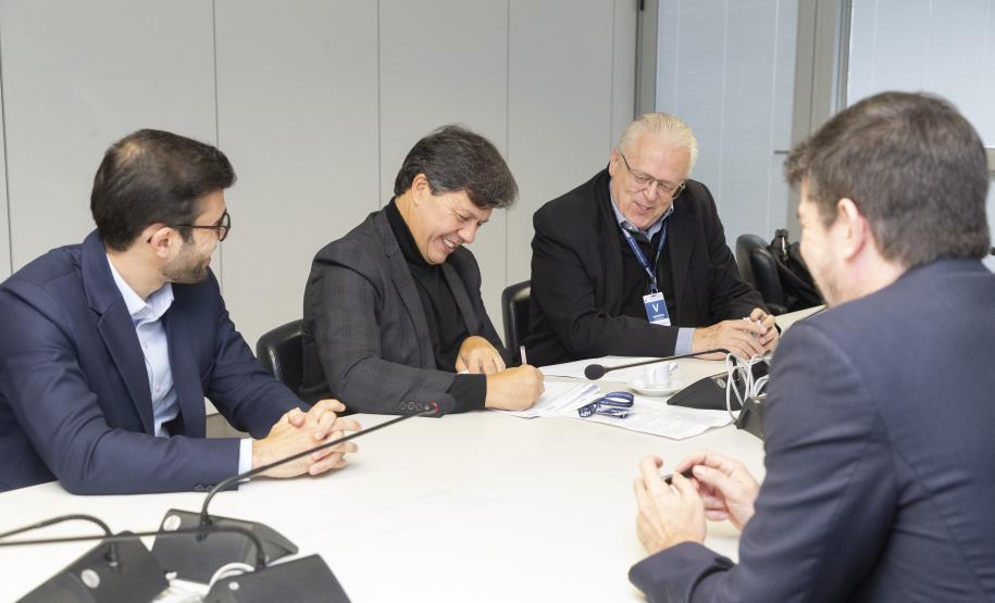 Tecpar e Adapar vão qualificar produtores hidropônicos com recurso de TAC assinado com MPPR