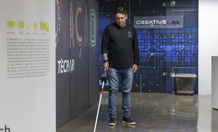Startup incubada pelo Tecpar vai doar 100 bengalas inteligentes para deficientes visuais