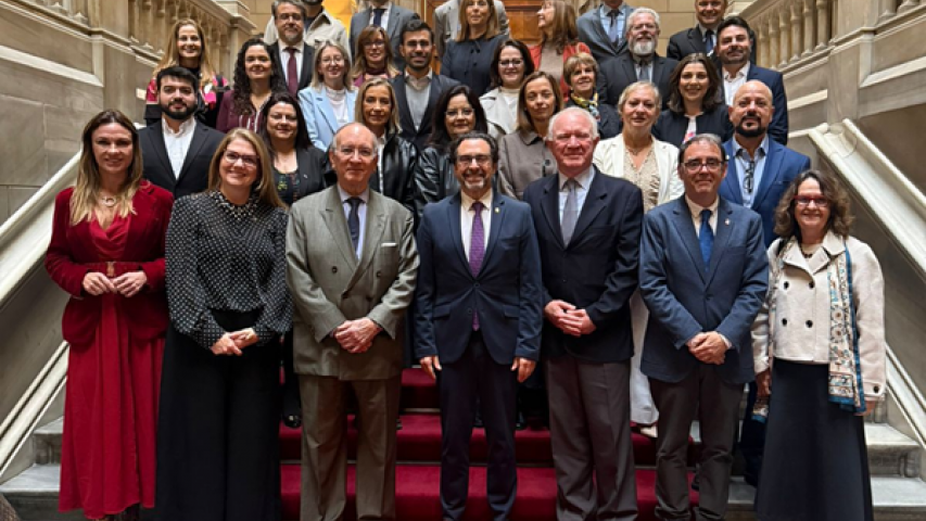 Delegação brasileira com o reitor da universidade de Barcelona e consul do Brasil